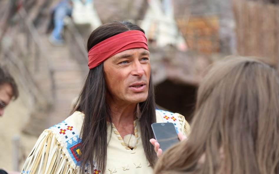 Niemiecki aktor Jan Sosniok zagrał Winnetou w niemieckich adaptacjach powieści Karola Maya.