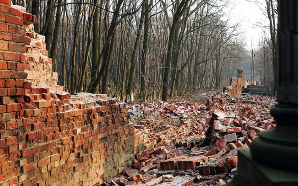 Ceglana bariera rozdzielająca cmentarze katolicki i żydowski padła pod koniec zeszłego tygodnia. Oko