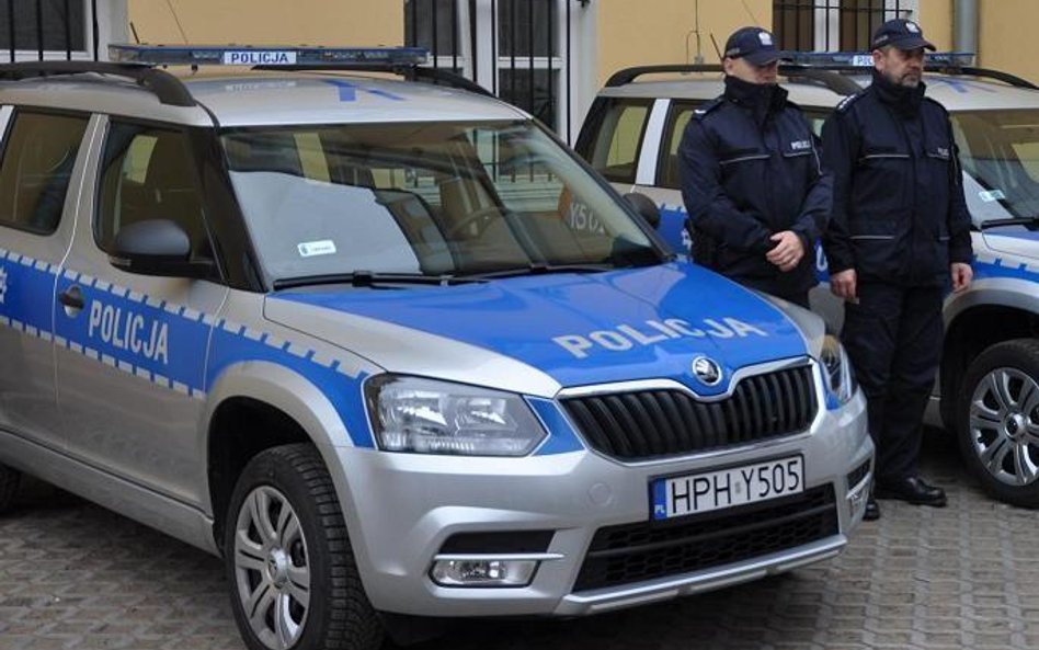 Czterech napastników wpadło za ofiarą do komendy policji i tam go katowali dalej. Jednego ze sprawcó