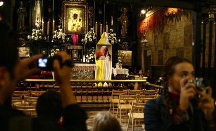 2 kwietnia 2007 Częstochowa. 2. rocznica śmierci Jana Pawła II. Na zdjęciu wizerunek Jana Pawła II w