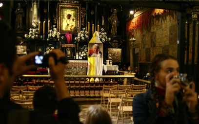 2 kwietnia 2007 Częstochowa. 2. rocznica śmierci Jana Pawła II. Na zdjęciu wizerunek Jana Pawła II w