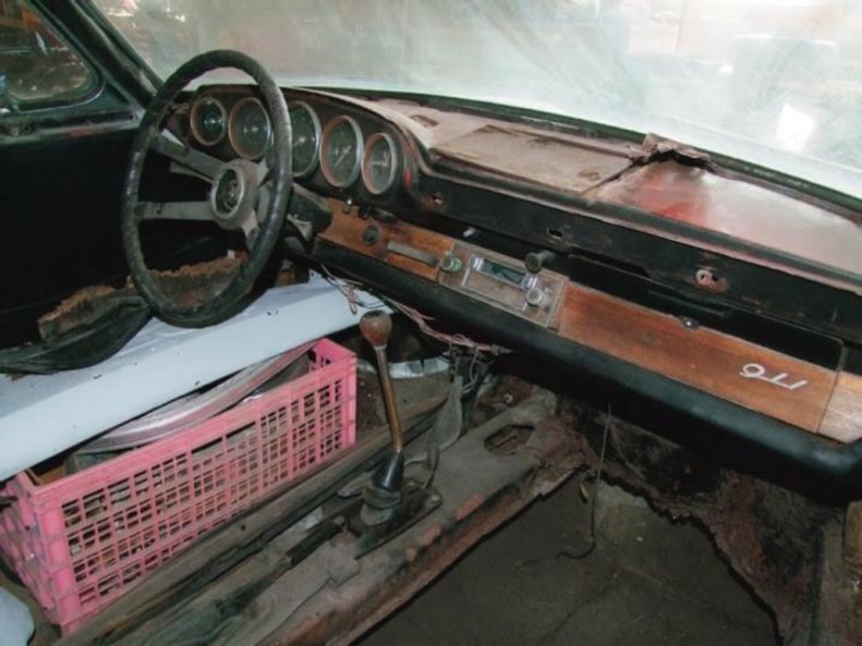 Oto jak wyglądał ten sam samochód, gdy odnaleziono go w amerykańskim warsztacie w 2013 roku.