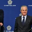 Minister rozwoju gospodarczego Włoch Claudio Scajola (z prawej) próbuje nakłonić szefa Fiata Sergio 