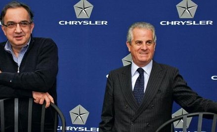 Minister rozwoju gospodarczego Włoch Claudio Scajola (z prawej) próbuje nakłonić szefa Fiata Sergio 