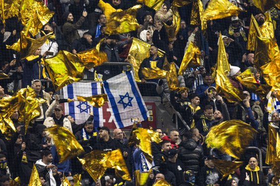 Kibice Maccabi Tel Awiw na stadionie w Amsterdamie podczas meczu z Ajaksem