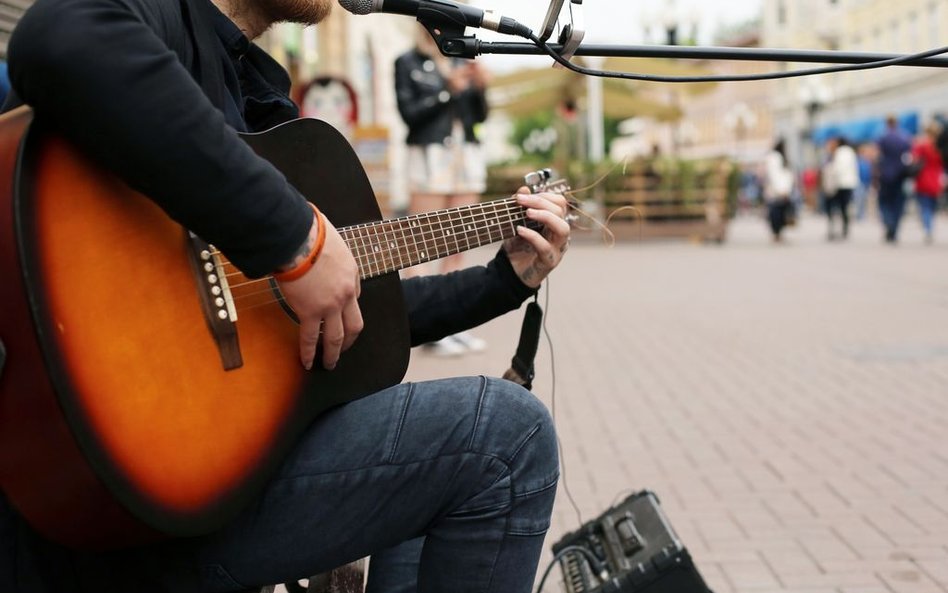 Kalifornia: Dziennikarze i muzycy nie chcą płatnych urlopów