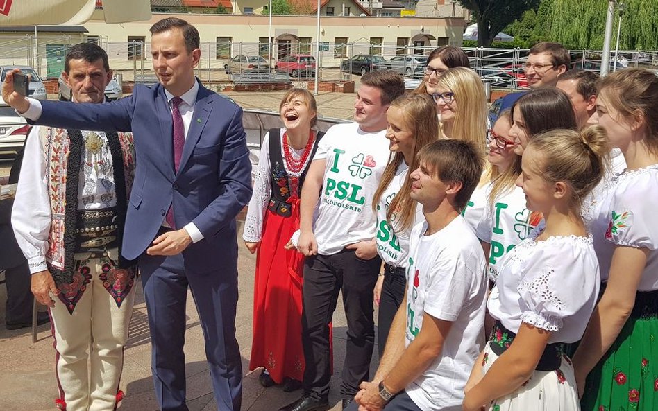 PSL plasuje się na środku sceny politycznej, według modelu przygotowanego na podstawie koncepcji S. 