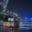 Warszawski autobus tlenowy przewiózł w piątek pierwszych pacjentów do szpitala na Stadionie Narodowy