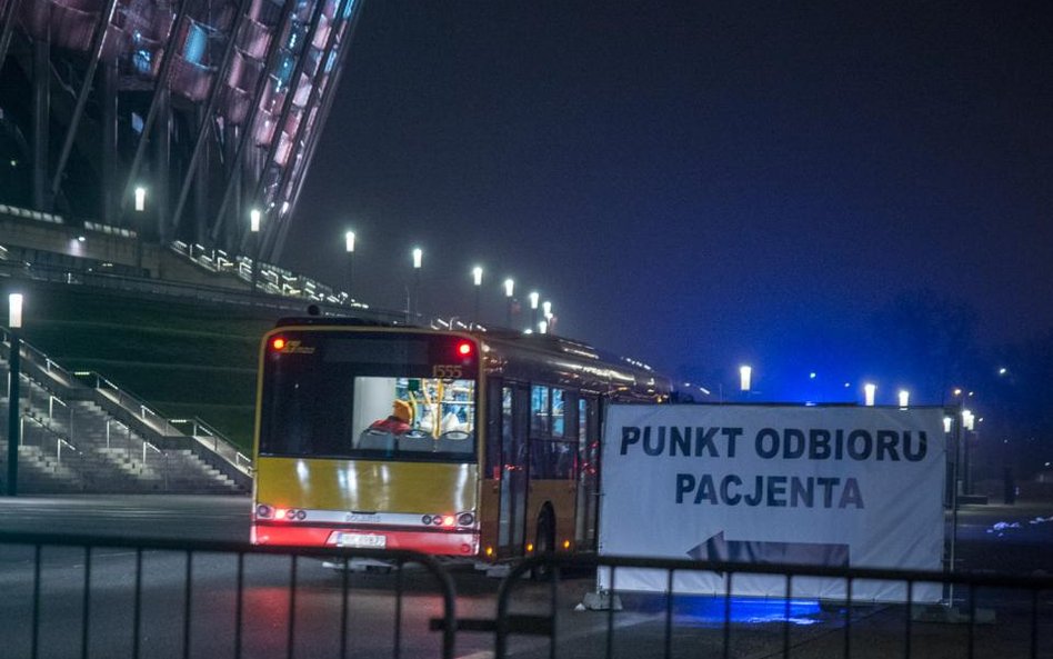 Warszawski autobus tlenowy przewiózł w piątek pierwszych pacjentów do szpitala na Stadionie Narodowy