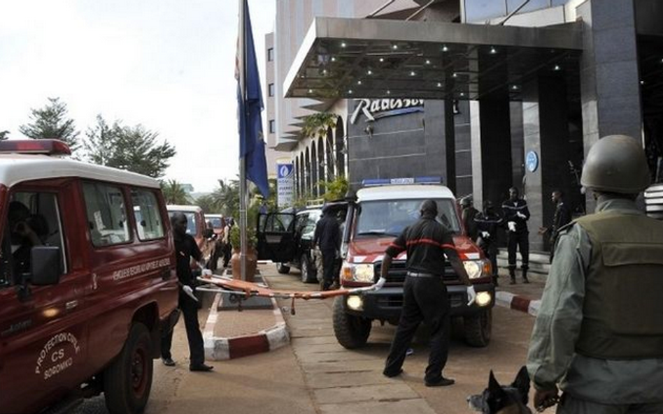 Miejsce: Bamako (Mali), Zabici: 19, Terroryści wzięli zakładników w hotelu Radisson w Bamako, Mali. 