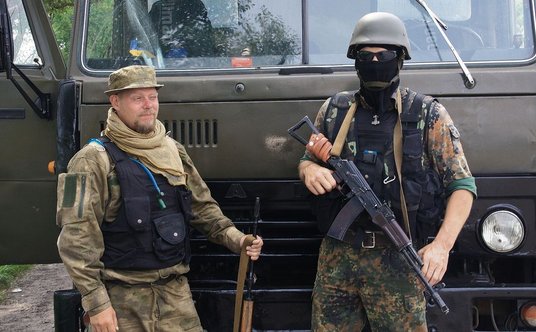 Szwed Mikael Skillt (z lewej) otwarcie przyznaje się do bycia neonazistą. Zanim pojechał walczyć w D