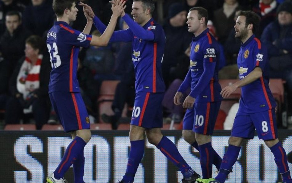 Robin van Persie (drugi z lewej) w ostatnim spotkaniu z Southampton zdobył dwa gole. Manchester Unit