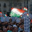 Zwolennicy opozycyjnej Tiszy Pétera Magyara z flagami Węgier 15 marca w Budapeszcie podczas obchodów