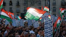 Zwolennicy opozycyjnej Tiszy Pétera Magyara z flagami Węgier 15 marca w Budapeszcie podczas obchodów