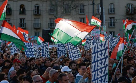 Zwolennicy opozycyjnej Tiszy Pétera Magyara z flagami Węgier 15 marca w Budapeszcie podczas obchodów