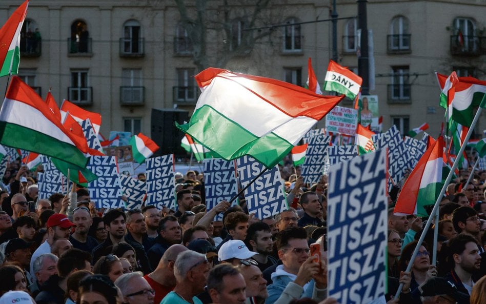 Zwolennicy opozycyjnej Tiszy Pétera Magyara z flagami Węgier 15 marca w Budapeszcie podczas obchodów