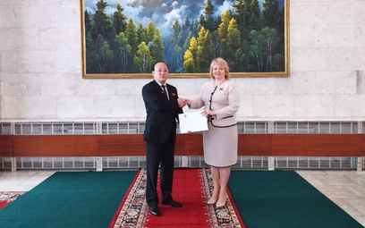 Ambasador Korei Północnej w Rosji Shin Hong-chul i „ambasador” DRL w Rosji Olga Makiejewa