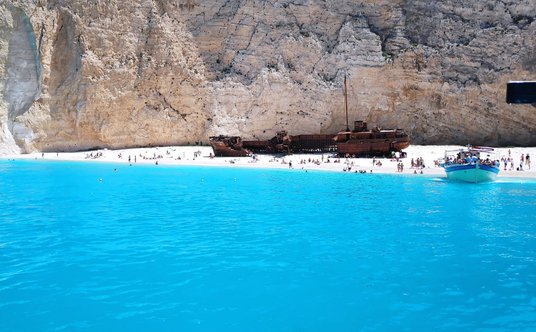 Przed osunięciem się ziemi z klifu plażę odwiedzały setki turystów dziennie