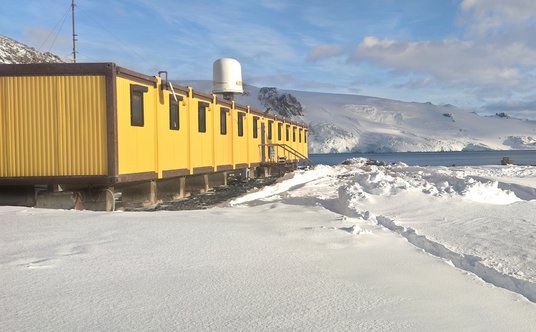 Obecny kompleks Polskiej Stacji Antarktycznej im. Henryka Arctowskiego.