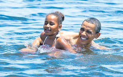 Barack Obama (na zdjęciu z córeczką Sashą) zachęca Amerykanów do wakacji na Florydzie