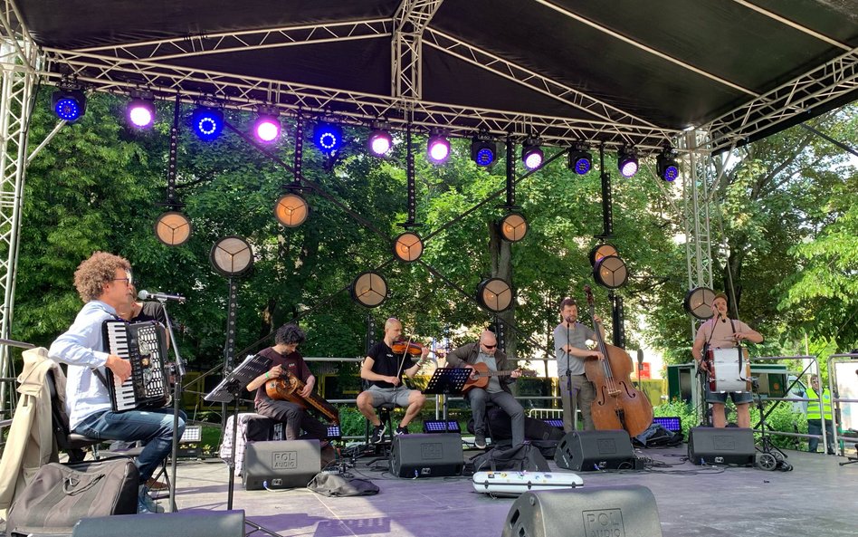 W ogrodzie rozbrzmiewała muzyka na żywo