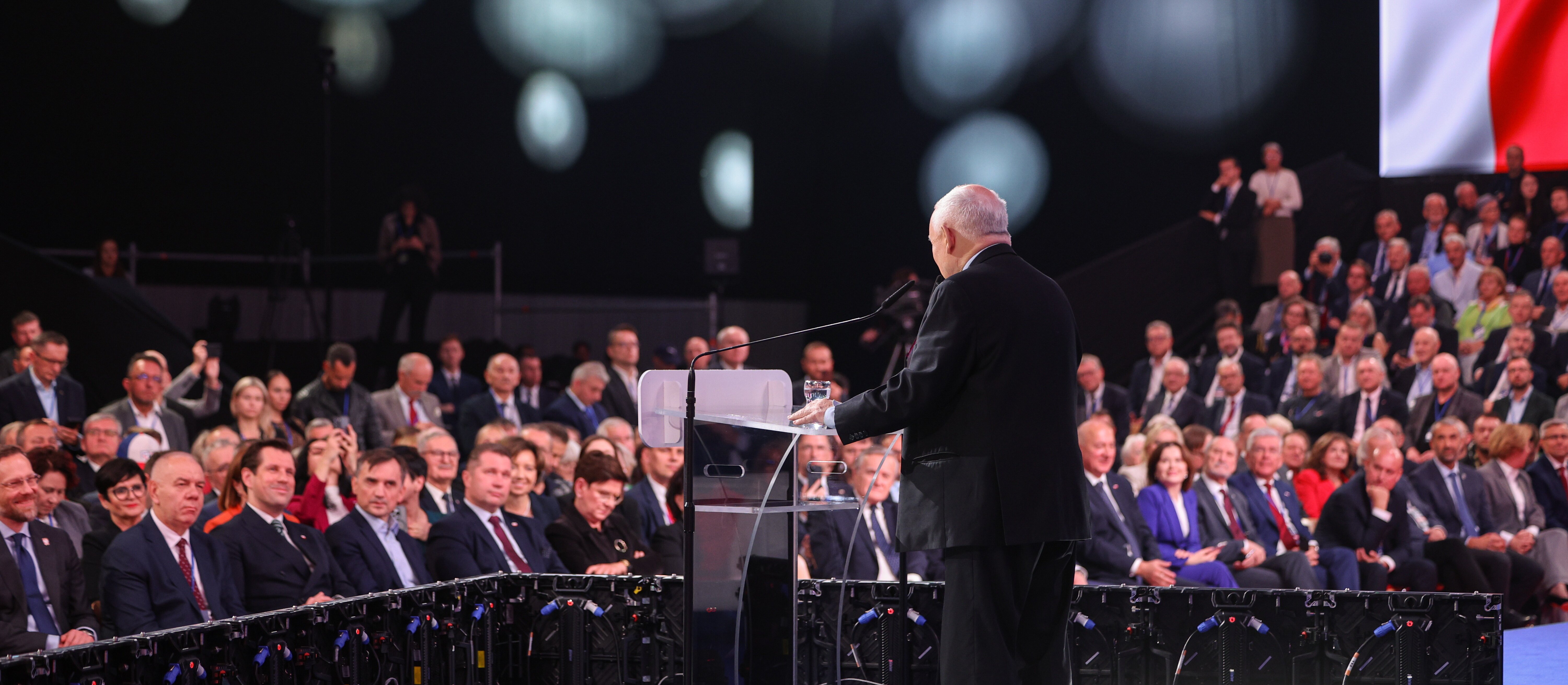 PiS chce dalej rozdawać pieniądze. Ekonomiści: kołdra już dziś jest za krótka