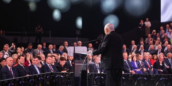 PiS chce dalej rozdawać pieniądze. Ekonomiści: kołdra już dziś jest za krótka