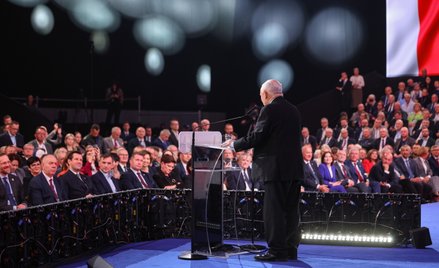 Konwencja PiS odbywa się pod hasłem „Myśląc: Polska”. Przemawia Jarosław Kaczyński