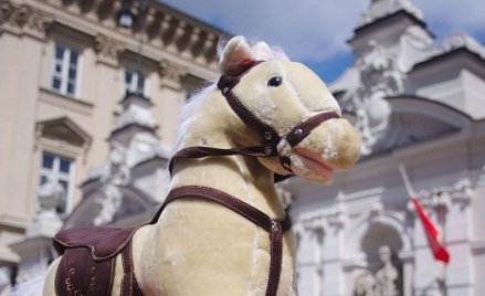 Razem przedstawia "wehikuł Tuska": konika na biegunach