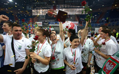 Piłkarki ręczne MKS Selgros Lublin świętują zdobycie 19. mistrzostwa Polski po zwycięskim meczu z SP