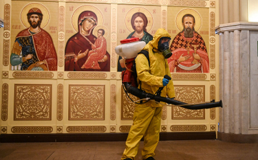 Pracownik służb dezynfekuje prawosławną kaplicę na Dworcu Leningradzkim w Moskwie