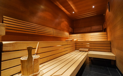 Szkoła jogi może rozliczyć w kosztach saunę dla nauczycielki