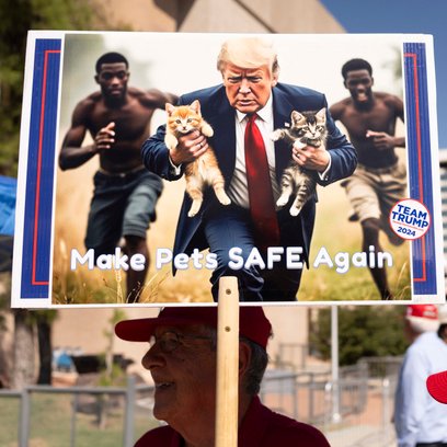 Mężczyzna niesie wygenerowany przez sztuczną inteligencję obraz przedstawiający prezydenta USA Donal