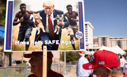 Mężczyzna niesie wygenerowany przez sztuczną inteligencję obraz przedstawiający prezydenta USA Donal