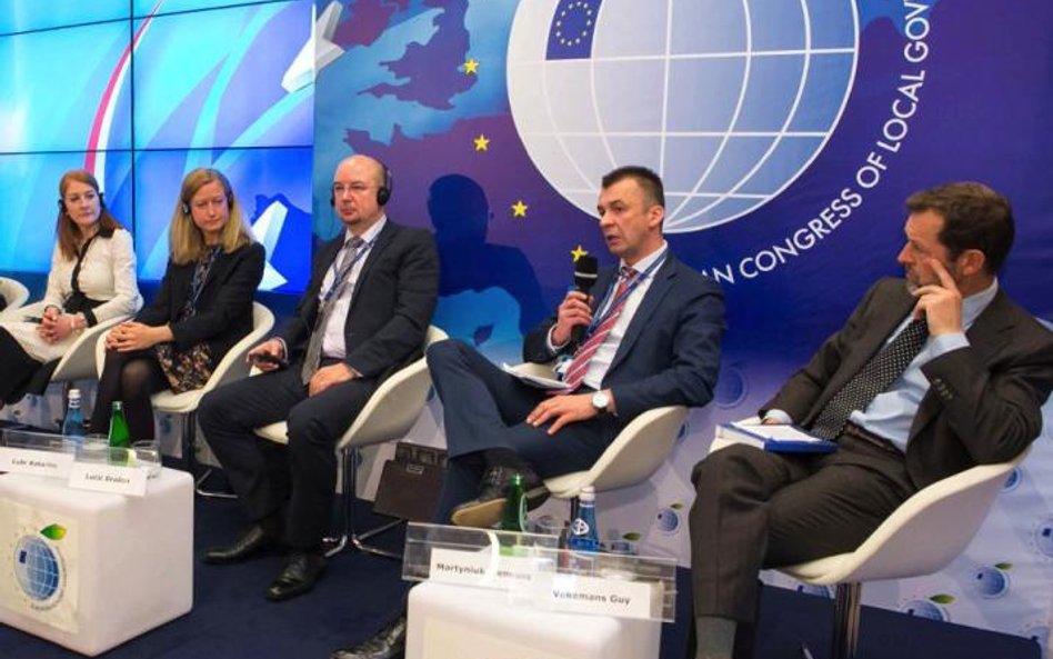 Po najnowsze technologie, które pozwalają sterować ruchem, oświetleniem, czy zużyciem energii, sięga