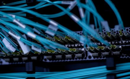 Światłowód z opłatą z ery miedzianych kabli