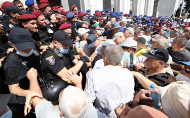 Ukraina: Emerytowani policjanci próbowali szturmować parlament