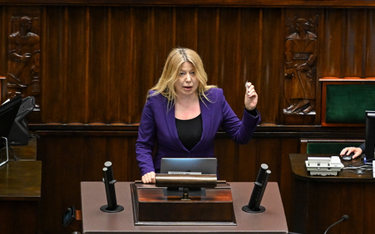 Posłanka Lewicy Katarzyna Ueberhan przemawia na sali obrad Sejmu. Parlament zajmuje się czterema pro