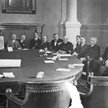 Warszawa, 31 marca 1925. Członkowie komisji konkursowej wybierają projekt nowych banknotów Banku Pol