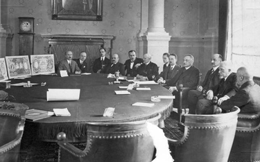 Warszawa, 31 marca 1925. Członkowie komisji konkursowej wybierają projekt nowych banknotów Banku Pol