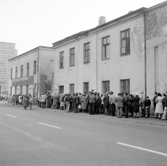 2 sierpnia 1982 r. Kolejka do wejścia na wystawę „63 dnia Powstania Warszawskiego” w stołecznych zak