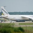 An-124 Rusłan na lotnisku w Hannowerze.