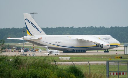 An-124 Rusłan na lotnisku w Hannowerze.