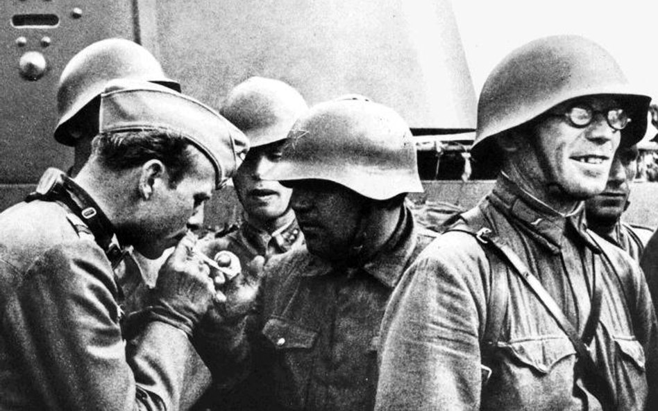 Spotkanie żołnierzy sowieckich i niemieckich. Wrzesień 1939 r.
