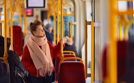 Bilet miesięczny na transport publiczny w Warszawie można zakupić przez aplikację lub zakodować na k