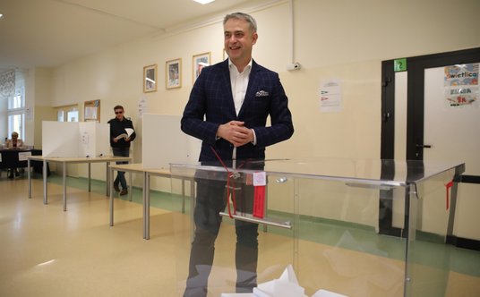 Wybory samorządowe 2024. Wicepremier, minister cyfryzacji Krzysztof Gawkowski głosuje w Zespole Szkó
