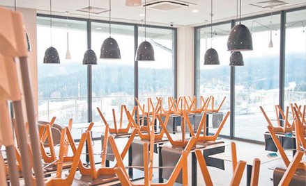 Antycovidowe obostrzenia, przedłużone do 18 kwietnia, dotyczą m.in. restauracji i kawiarni