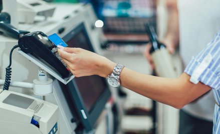 W marketach najczęściej bez gotówki