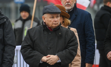 Prezes PiS Jarosław Kaczyński na pl. Piłsudskiego w Warszawie podczas obchodów miesięcznicy smoleńsk