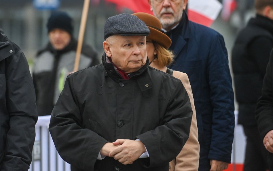 Prezes PiS Jarosław Kaczyński na pl. Piłsudskiego w Warszawie podczas obchodów miesięcznicy smoleńsk